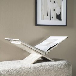 Elegante houten boekenstandaard in licht hout, ontworpen voor lezen en decoratie. Past perfect in elk interieur met zijn moderne en minimalistische uitstraling.