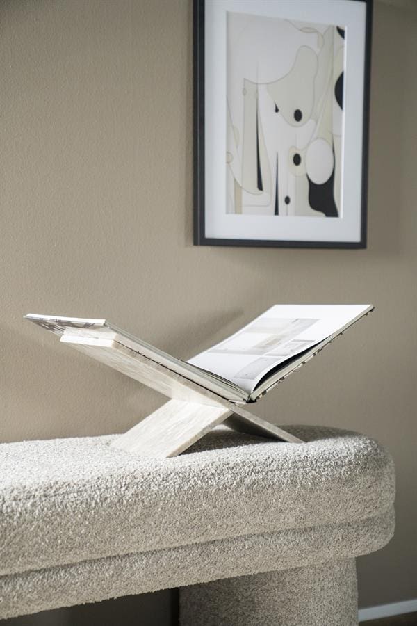 Elegante houten boekenstandaard in licht hout, ontworpen voor lezen en decoratie. Past perfect in elk interieur met zijn moderne en minimalistische uitstraling.