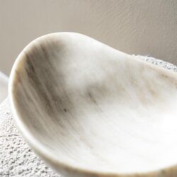 Marmeren schaal, handgemaakt design, decoratief en functioneel, unieke natuurlijke patroon, modern en stijlvol interieuraccessoire.