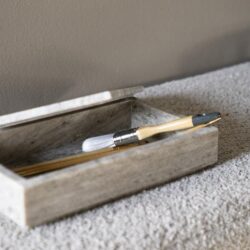 Stapelbare houten meubels, verfkwasten en verfrollen voor meubelrestauratie en afwerking, perfect voor houten meubelprojecten en maatwerk in interieurdesign.