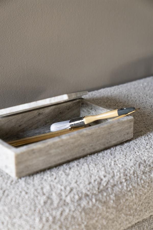 Stapelbare houten meubels, verfkwasten en verfrollen voor meubelrestauratie en afwerking, perfect voor houten meubelprojecten en maatwerk in interieurdesign.