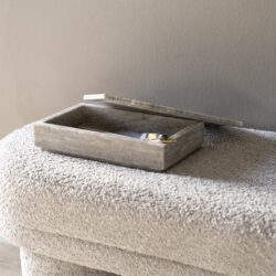 Rustieke houten vierkante kist met deksel, decoratief meubelstuk, Mokana Meubelen, elegant houten opbergdoos, landelijke houten box, nostalgisch meubelaccessoire, ambachtelijk houten design, stijlvolle houten decoratie.