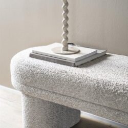 Elegante, zachte witte meubelbank met stoere, krokodillenprint uitstraling, perfect voor moderne interieurdesigns in woonkamer of slaapkamer.