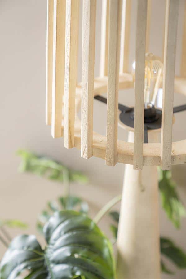 Houten LED tafellamp met uniek design, ideal voor modern interieur en duurzame woonstijl. Perfect als sfeerverlichting voor woonkamer, slaapkamer of kantoor.