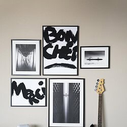 Elegant muurdecoratie met zwart-wit kunstwerken voor een moderne woonkamer. Perfect te combineren met Mokana meubels voor een stijlvolle en chique interieurlook.