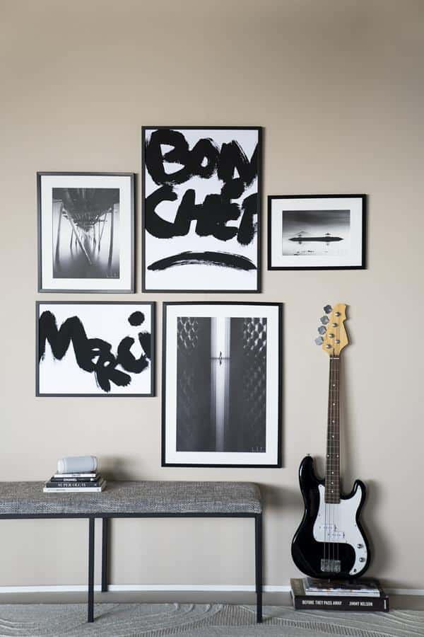 Elegant muurdecoratie met zwart-wit kunstwerken voor een moderne woonkamer. Perfect te combineren met Mokana meubels voor een stijlvolle en chique interieurlook.