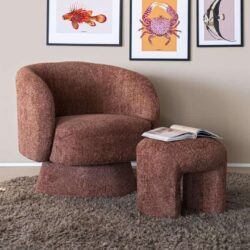 Unieke Mokana meubelstoel en bijzettafel in een modern interieur met kunst aan de muur, zacht tapijt en stijlvolle woonaccessoires, perfect voor een comfortabele en stijlvolle zithoek.