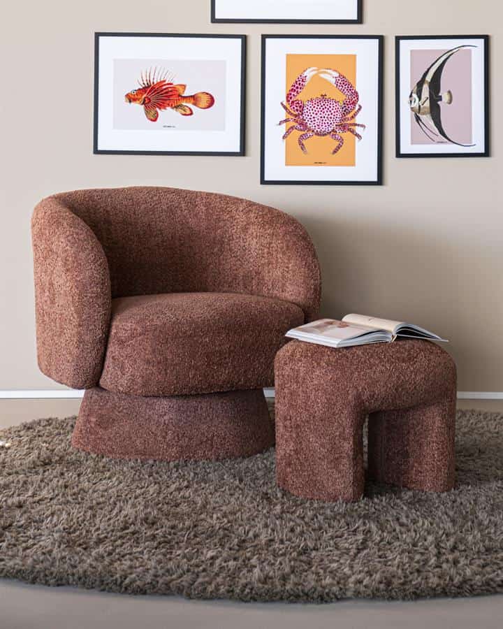 Unieke Mokana meubelstoel en bijzettafel in een modern interieur met kunst aan de muur, zacht tapijt en stijlvolle woonaccessoires, perfect voor een comfortabele en stijlvolle zithoek.