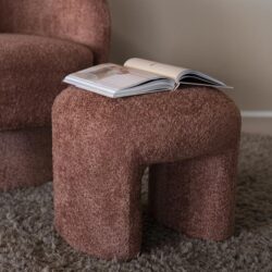 Metalen poef in warme terracotta kleur met zachte textuur, ideaal voor modern en gezellig interieur, perfect voor lounge of slaapkamer.