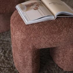 Donkerroze stoffen bijzettafel met open boek, stijlvolle interieuraccessoire, modern woonkamermeubel, comfortabele zithoek, Mokana meubelen collectie.