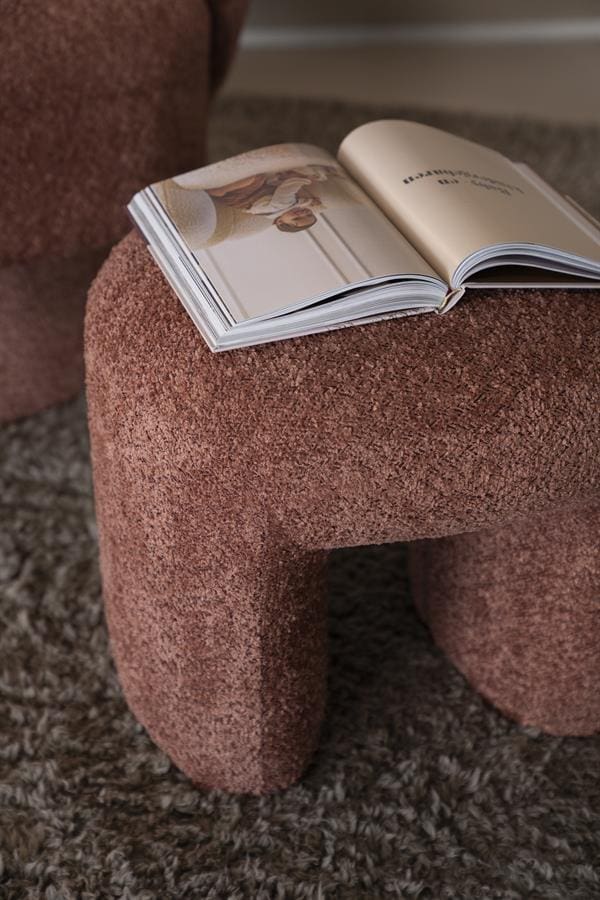 Donkerroze stoffen bijzettafel met open boek, stijlvolle interieuraccessoire, modern woonkamermeubel, comfortabele zithoek, Mokana meubelen collectie.