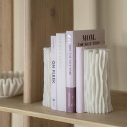 Boekensteun van keramiek, modern design, decoratief en functioneel, geschikt voor boeken op maat, kopen bij Mokana Meubelen.