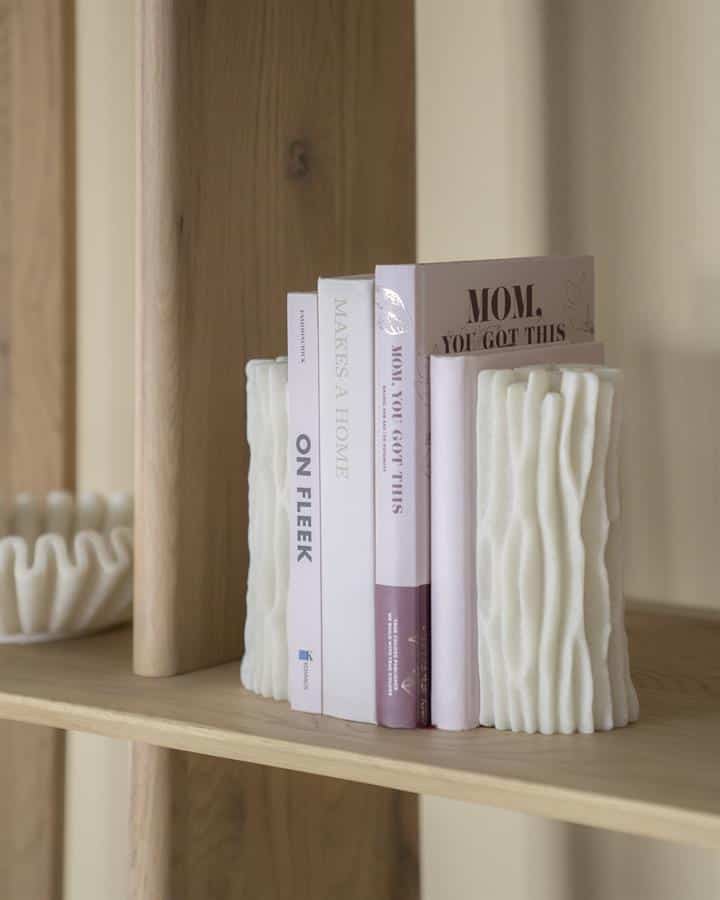 Boekensteun van keramiek, modern design, decoratief en functioneel, geschikt voor boeken op maat, kopen bij Mokana Meubelen.