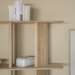 Minimalistische houten boekenkast met natuurlijke afwerking, ideaal voor modern en scandinavisch interieur, geschikt voor boeken en decoratieve accessoires.