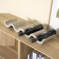 Mooa.nl meubelen wijnrek houten wijnhouder wijnstok op maat wijnrek met kurkenvulling wijnvoorraad wijnopslag houten wijnrek design wijnrek voor wijnliefhebbers duurzaam wijnrek op maat gemaakt natuurlijke materialen royal wijnrek vrijstaand wijnrek eenvoudig en stijlvol.