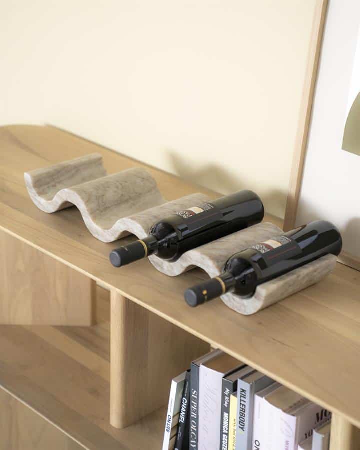 Mooa.nl meubelen wijnrek houten wijnhouder wijnstok op maat wijnrek met kurkenvulling wijnvoorraad wijnopslag houten wijnrek design wijnrek voor wijnliefhebbers duurzaam wijnrek op maat gemaakt natuurlijke materialen royal wijnrek vrijstaand wijnrek eenvoudig en stijlvol.