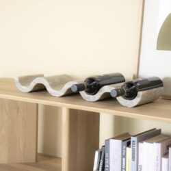 Elegant wijnrek van natuurlijk hout met ruimte voor twee flessen, perfect voor een stijlvolle wijnopslag in huis.