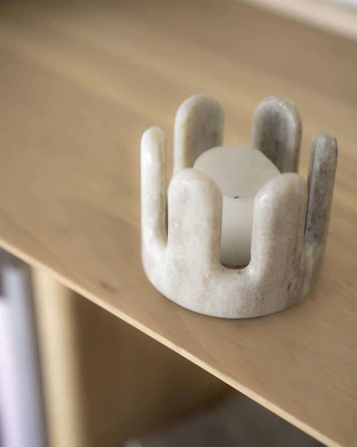 Rustieke, stenen kandelaarkandelaar op houten meubel, Scandinavisch interieur sfeer, unieke kaarsaccessoire voor woonkamer, Modern Design, Mokana Meubelen, handgemaakte woondecoratie.