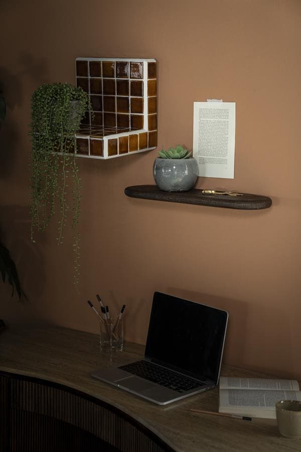 Boodschappenkast muurdecoratie met planten en laptop op bureau | moderne muurdecoratie met planten en laptop op bureau voor thuiswerk | Gesloten kast met muurdecoratie, planten en een laptop op een bureau, voor een stijlvolle en functionele interieurinspiratie bij Mokana Meubelen. | Een stijlvolle interieurfoto van een muurdecoratie met een open kast en planten, gecombineerd met een werkplek met een laptop, geschikt voor wie op zoek is naar moderne meubeloplossingen en wanddecoratie. | relevant.
