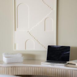 Stijlvolle witte wanddecoratie met abstracte trap- en boogdesigns, perfect voor een modern interieur.