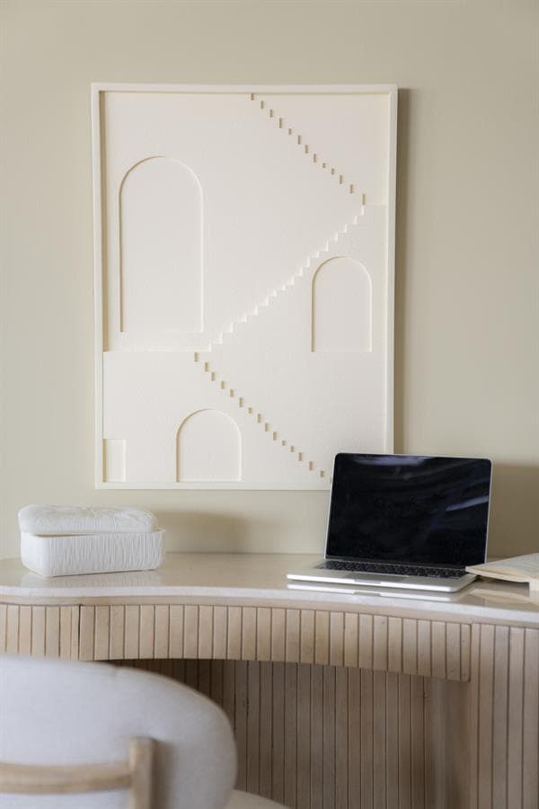 Stijlvolle witte wanddecoratie met abstracte trap- en boogdesigns, perfect voor een modern interieur.