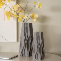Vazen set van twee met verticale golvende structuur, perfect voor interieurdecoratie, modern design en elegante uitstraling.