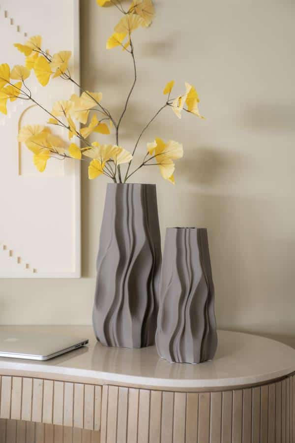 Vazen set van twee met verticale golvende structuur, perfect voor interieurdecoratie, modern design en elegante uitstraling.