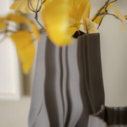 Gekunstelde bloemstuk in moderne vaas, sierlijke decoratie, interieuraccessoire, design woonkamer, gaudi kunst, originele vaas voor stijlvolle woning.