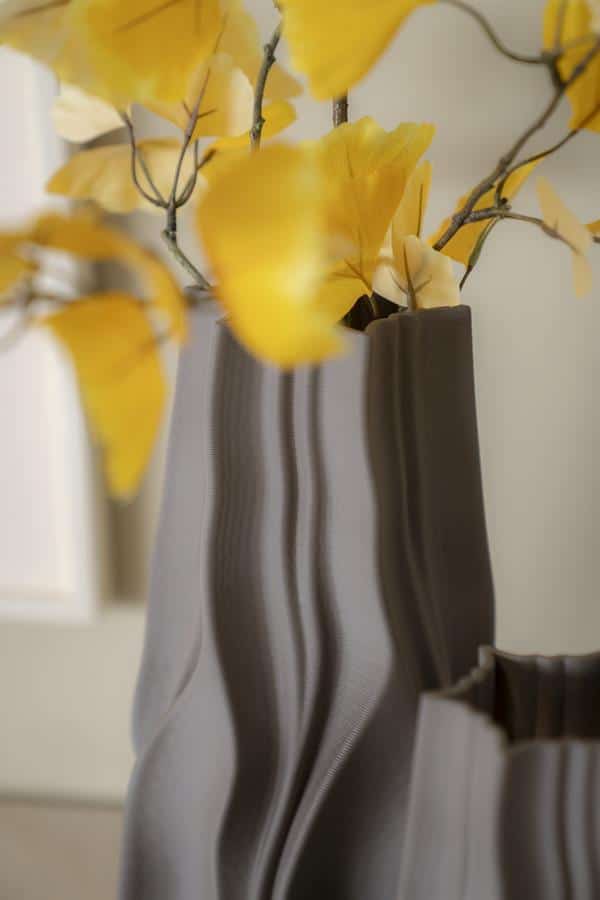 Gekunstelde bloemstuk in moderne vaas, sierlijke decoratie, interieuraccessoire, design woonkamer, gaudi kunst, originele vaas voor stijlvolle woning.