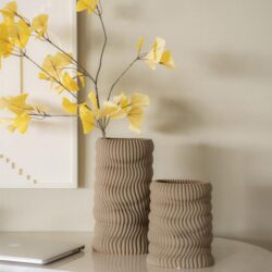 Hoogwaardige keramische vazen met ribbelstructuur voor moderne interieurdecoratie.