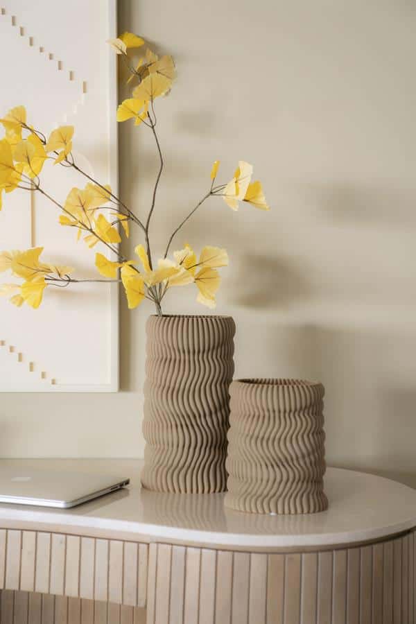 Hoogwaardige keramische vazen met ribbelstructuur voor moderne interieurdecoratie.