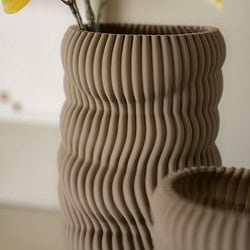 Harige keramische vaas met gele bladeren, modern design, stijlvolle interieurdecoratie, handgemaakt, duurzame materialen, Mokana Meubelen.