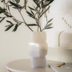 Elegant witte interieurvaas met olijventakken, moderne en duurzame woondecoratie van Mokana Meubelen.