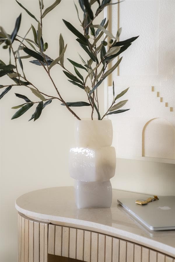 Elegant witte interieurvaas met olijventakken, moderne en duurzame woondecoratie van Mokana Meubelen.