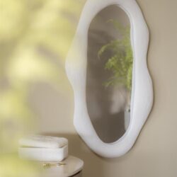 Elegant houten kaptafel met wit spiegelframe en accessoires voor een moderne slaapkamer of hal. Perfect voor stijlvolle interieurdecoratie en functioneel opbergen van sieraden en kleine spullen.