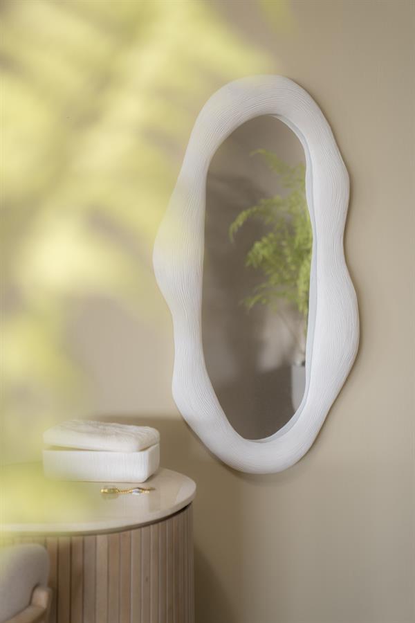 Elegant houten kaptafel met wit spiegelframe en accessoires voor een moderne slaapkamer of hal. Perfect voor stijlvolle interieurdecoratie en functioneel opbergen van sieraden en kleine spullen.