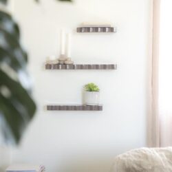 Elegante wandplanken van Mokana meubelen in modern design, ideaal voor een strakke en stijlvolle inrichting. Perfect voor het tonen van decoraties of planten in huis of kantoor.