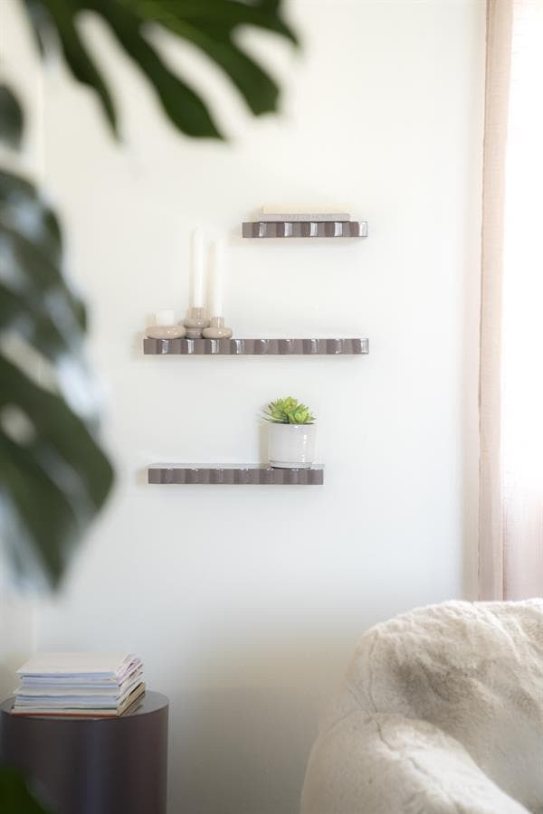 Elegante wandplanken van Mokana meubelen in modern design, ideaal voor een strakke en stijlvolle inrichting. Perfect voor het tonen van decoraties of planten in huis of kantoor.