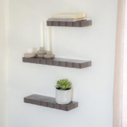 Mokana meubelen wandplanken set zwart met decoratieve accessoires en planten voor een moderne interieurstijl.