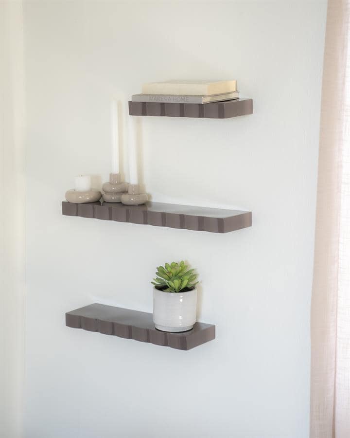 Mokana meubelen wandplanken set zwart met decoratieve accessoires en planten voor een moderne interieurstijl.