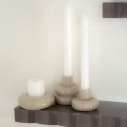 Geurige kaarsen op een stijlvolle beige en taupe decorateplank, perfect voor sfeervolle interieurdecoratie en woninginrichting.