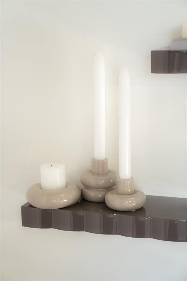 Geurige kaarsen op een stijlvolle beige en taupe decorateplank, perfect voor sfeervolle interieurdecoratie en woninginrichting.