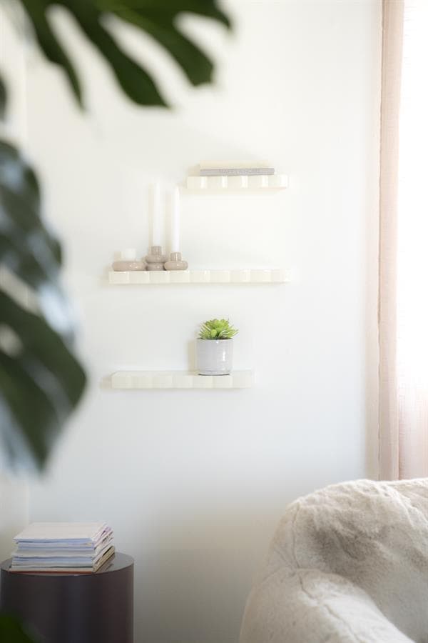 Mooi witte wandplanken in een modern interieur met decoratieve accessoires en planten, perfect voor stijlvolle Mokana meubelen en woninginrichting.
