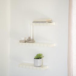 Wandplanken van hout met een moderne, minimalistische uitstraling, perfect voor het decoreren van uw interieur met stijlvolle accessoires en planten.