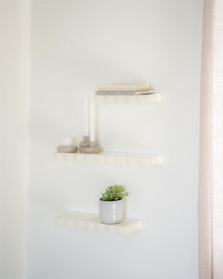 Wandplanken van hout met een moderne, minimalistische uitstraling, perfect voor het decoreren van uw interieur met stijlvolle accessoires en planten.