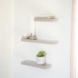 Gegraveerde houten wandplanken met decoratieve items en planten, modern en minimalistisch design voor stijlvolle interieurdecoratie.