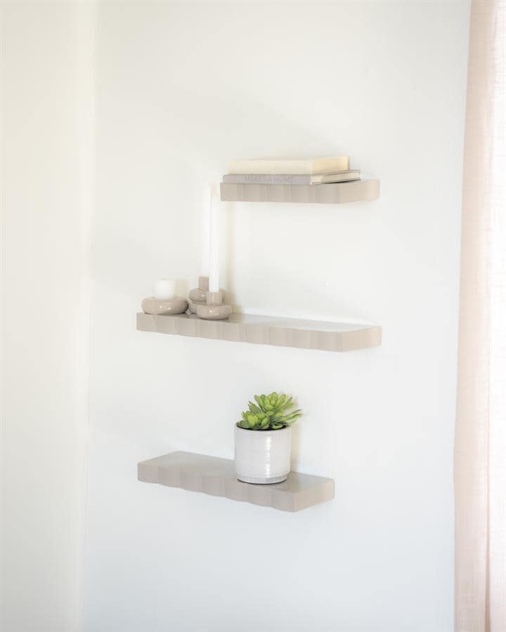 Gegraveerde houten wandplanken met decoratieve items en planten, modern en minimalistisch design voor stijlvolle interieurdecoratie.