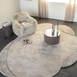 Luxe chambray/creme gekleurde vloerkleed met ruiten en ronde vorm voor een gezellige zithoek.