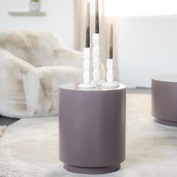 Elegante, moderne bijzettafel in grijs met witte kandelaars, perfect voor een stijlvolle woonkamer of luxe interieur.