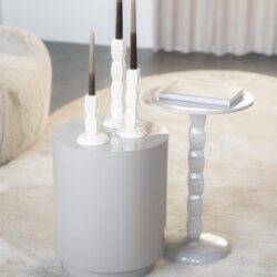 Candlestick holders en bijzettafels van Mokana Meubelen, moderne witte design meubels, handgemaakte woonaccessoires, stijlvolle interieurdecoratie, Scandinavische stijl, keuken en woonkamer, elegant en minimalistisch interior design.